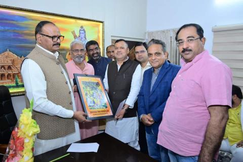 उत्तर प्रदेश के यशस्वी उप-मुख्यमंत्री श्री बृजेश पाठक जी से समरसता सेवा संस्थान के संस्थापक सदस्य श्री लखन द्विवेदी जी,श्री सुनील शर्मा जी एवं श्री संतोष चौधरी जी,श्री अखिलेश द्विवेदी जी कन्नौज , श्री अश्वनी शर्मा जी गुजरात एवं बड़े व्यवसायी श्री वेनूगोपल राव जी ने संस्था द्वारा आगामी ११ मार्च को कराये जाने वाले कार्यक्रम में मुख्य अतिथि रूप में उपस्थित होने  के लिए आमंत्रण पत्र एवं स्मृति चिन्ह भेट किया